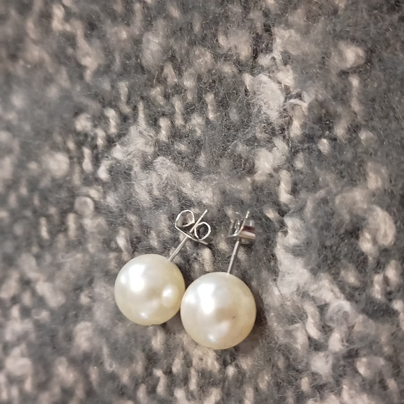 Guess print on pearl earrings - Picture 3 of 4